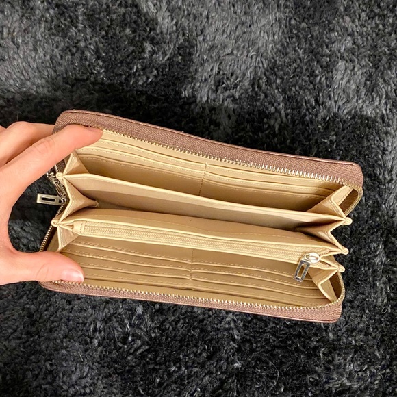 Guess Wallet - Picture 4 of 4